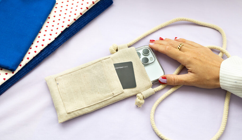 DIY Crossbody Phone Bag From Fabric Scraps - Free Sewing Pattern