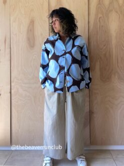 Genähtes Beispiel zur Leinenhose – weite Stoffhose mit Kordelzug, genäht aus gestreiftem Baumwollstoff, kombiniert mit einer gemusterten Oversize-Bluse.