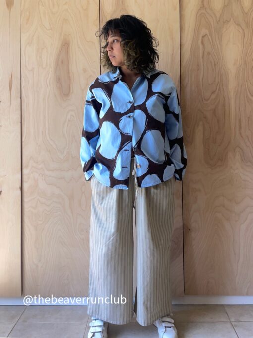 Genähtes Beispiel zur Leinenhose – weite Stoffhose mit Kordelzug, genäht aus gestreiftem Baumwollstoff, kombiniert mit einer gemusterten Oversize-Bluse.