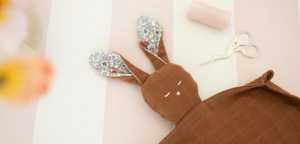 Selbstgenähtes Schnuffeltuch mit Hasenohren aus braunem Musselin – DIY Geschenk zur Geburt, genäht aus Baumwolle mit floraler Innenseite der Ohren, perfekt für Babys