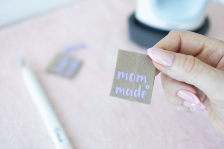 Label „mom made“ zum Einnähen in DIY-Nähprojekte, ausgeschnitten mit Cricut – Nahaufnahme des fertigen Labels