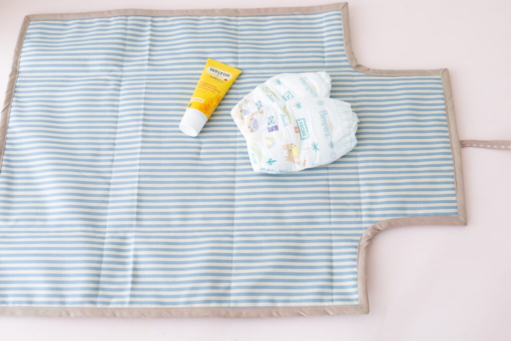 Praktische Wickelunterlage für unterwegs in beige und hellblau – perfekte Nähidee für Mamas und DIY Baby Geschenke