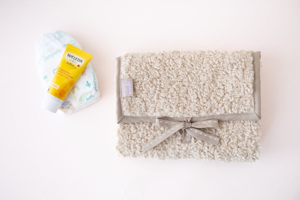 selbstgenähtes Wickeletui aus Teddystoff zusammengefaltet mit Bindeband, genäht mit der Anleitung von Make It Yours - The Label